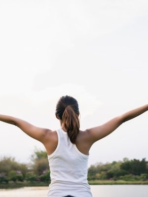 mujer-asiatica-joven-sana-corredor-calienta-cuerpo-que-estira-antes-ejercicio-yoga_7861-1116