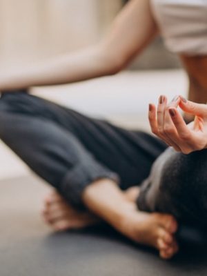 mujer-joven-practicando-yoga-casa_1303-20239